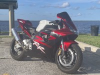Il kit della carenatura è stato bloccato alla dogana, come previsto, ma valeva la pena aspettare. L'installazione è andata benissimo e sono molto soddisfatto della qualità della verniciatura. La bici è fantastica e tutti quelli che l'hanno vista l'adorano.